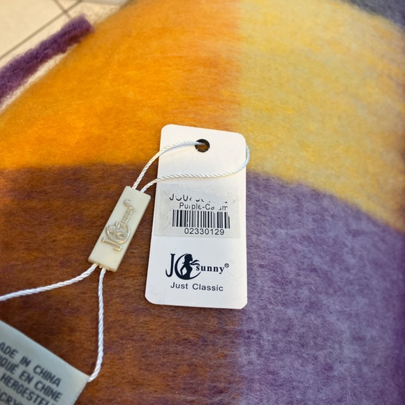 Beautiful, warm, fuzzy scarf with fringes - Picture 5 of 8